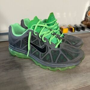 NIKE AIR MAX 2011 SZ 10